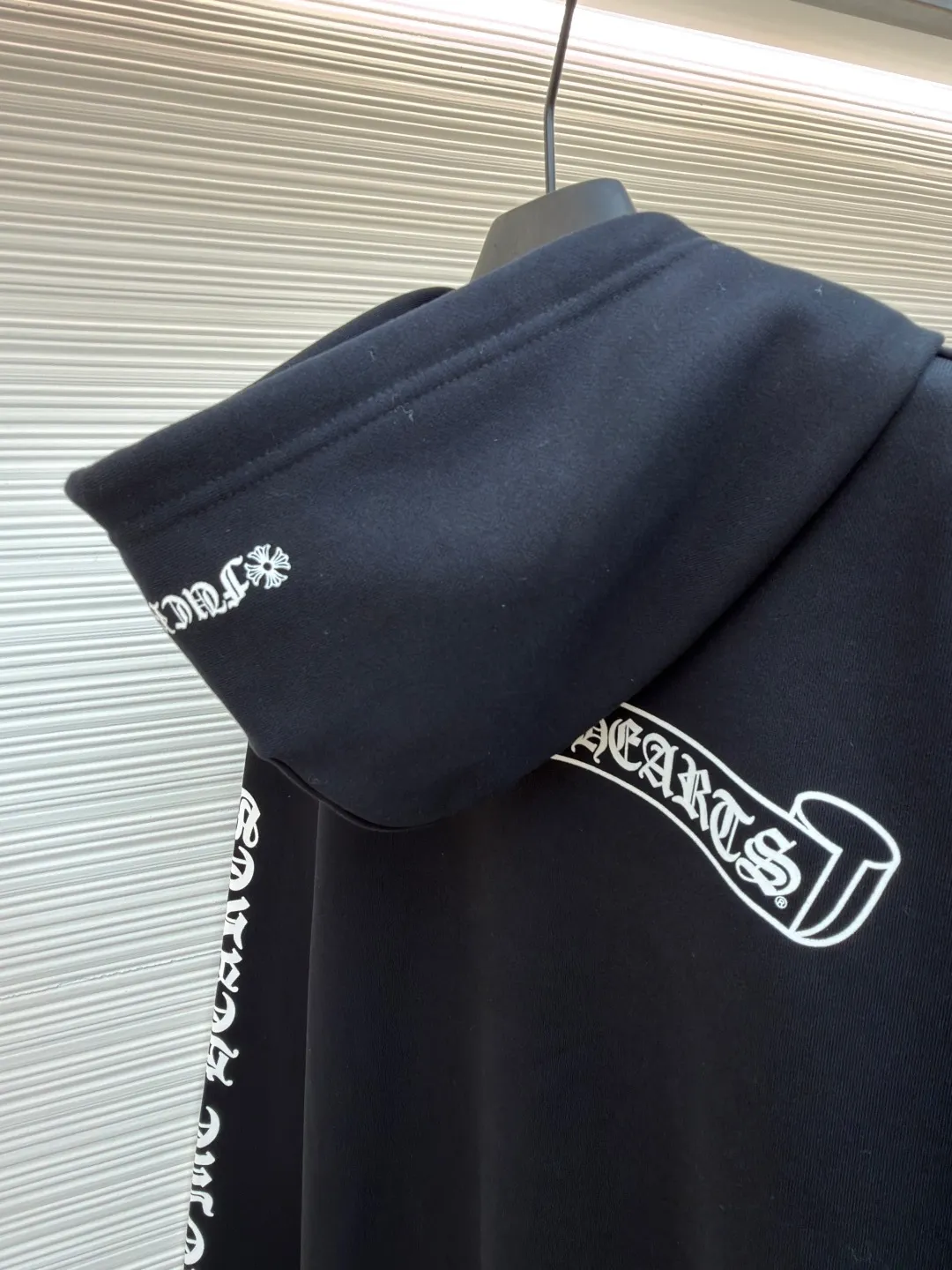 Chrome Hearts Sanskrit Scroll Zipper Jacket ●Item No.: 1681435-A90 ●Material: Thin Velvet Thick Fish Scale Fabric ●Technology: Glue Printing ●Color: Black ●Version: Loose Fit ●Weight: About 775g ●Size: S-M-L ●Description: The fabric is made of 420g Thin Velvet Thick Fish Scale Fabric. The printing is based on the original printing using hand glue, and the finished product is brushed and washed to shape. It has an excellent hand feel. The chain head is made of real antique silver (key points: the zipper puller is sprayed with silver to make it old). The overall alignment is straight and delicate. The fabric is comfortable and soft, and the color is consistent and no color difference. It can be matched with the same style to create a fashionable look and control various occasions. Customized accessories, complete with three standards, the same style for men and women!